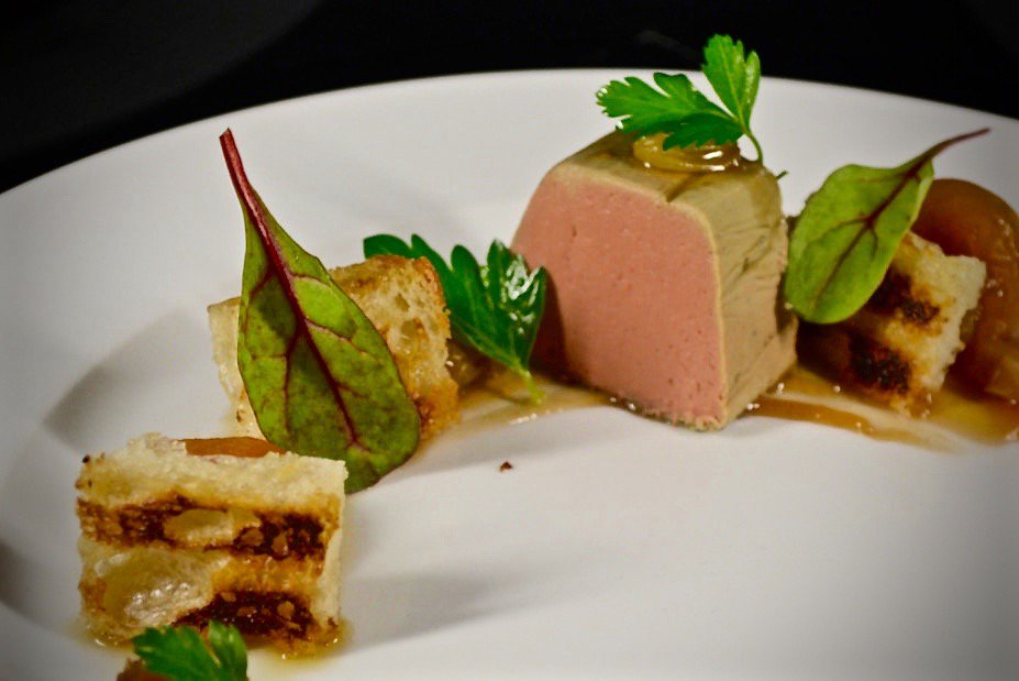 LCAPRG's tweet image. Novinka: Paštika z kuřecích jatýrek s marinovanými meruňkami a rozinkami v bílém víně se skořicí a máslovým toustem.