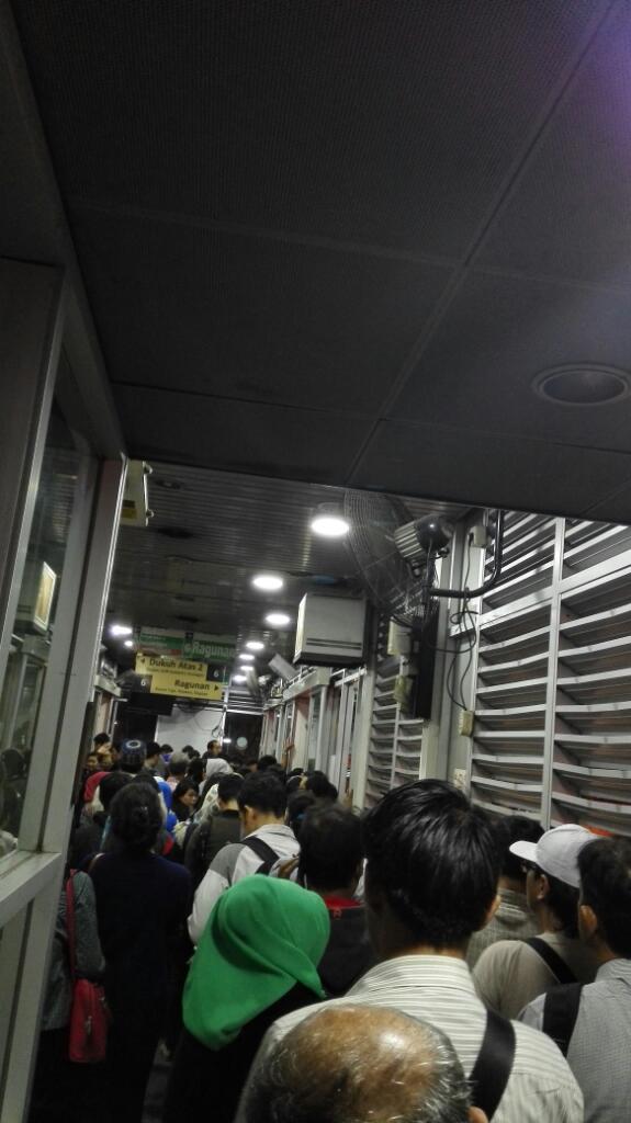 Situasi terkini 20.14 halte kuningan timur fullll .kemana nih bus@PT_TransJakarta ?