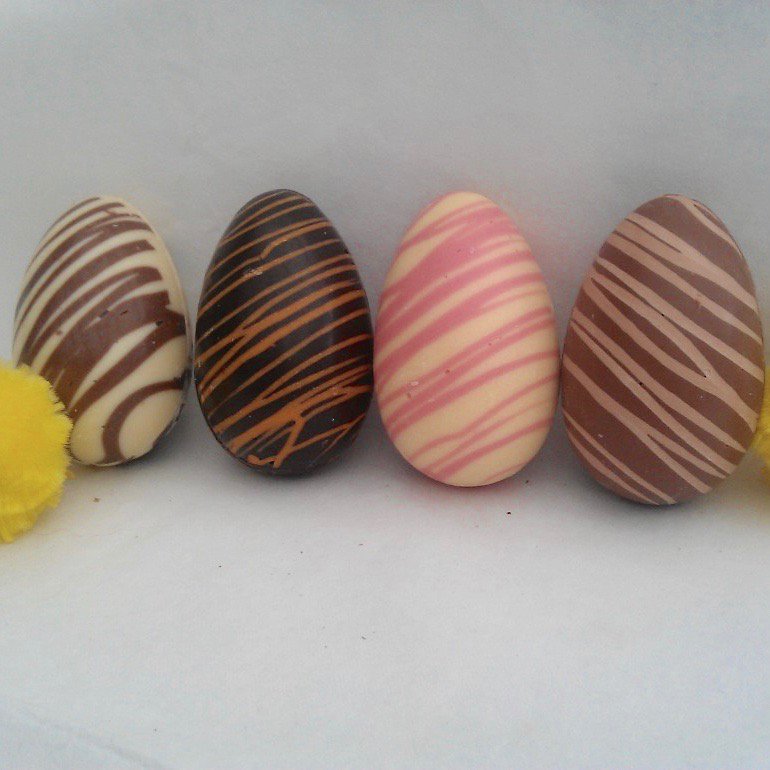 #easter eggs treat yourself to these gorgeous #handmade eggs! #1pmlunch '87rt ow.ly/Zt4hj