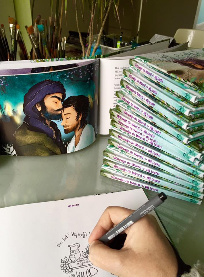 Druk met mijn nieuwe prentenboek over Pasen "Hij leeft!" aan het signeren! dankbaar werk