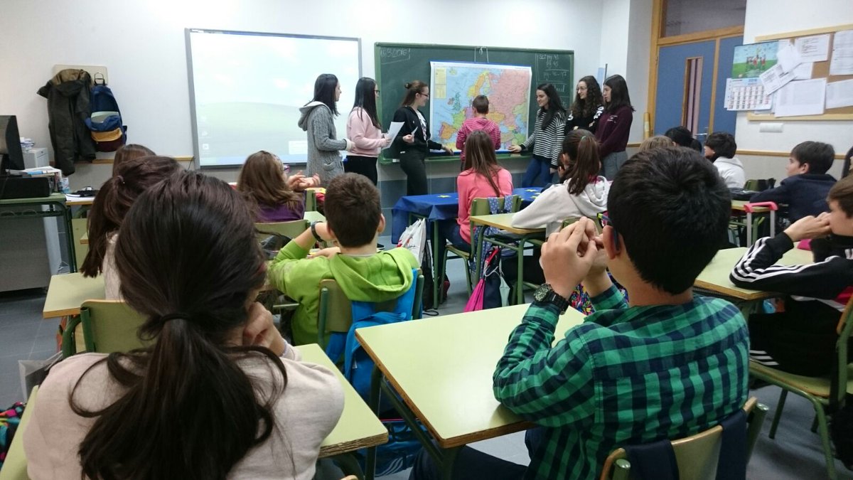 IESV_Espino's tweet photo. @SaysSoria ha visitado hoy el #CEIPNumancia. Presentación y juegos en inglés ▶#UE con 6°Primaria
@euroscola2016
👍👏 https://t.co/pNrbEdcC1A