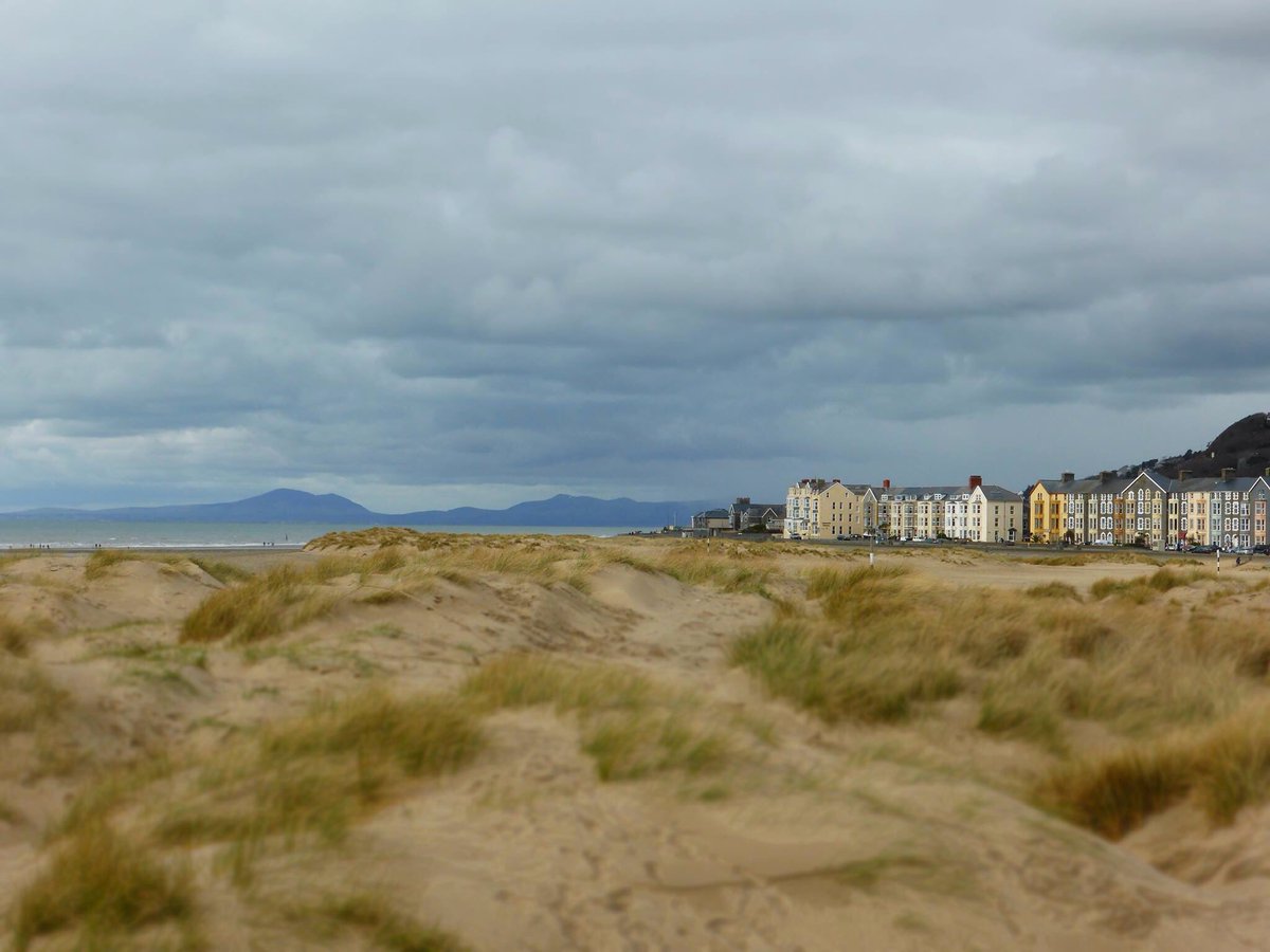 pinkypsbgirlie's tweet photo. Lovely #Barmouth #beach just don't go in the summer time...... #nospacetomove π https://t.co/JPs4kMkwO4