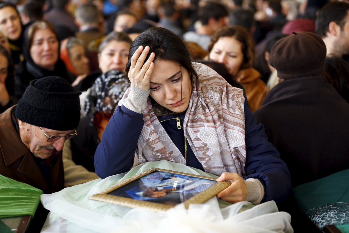 cnnturk's tweet photo. En acı veda... Evlatlarını, babalarını, annelerini uğurladılar... #Ankara  https://t.co/G3cZNr7a6S https://t.co/uxLmjdswMZ