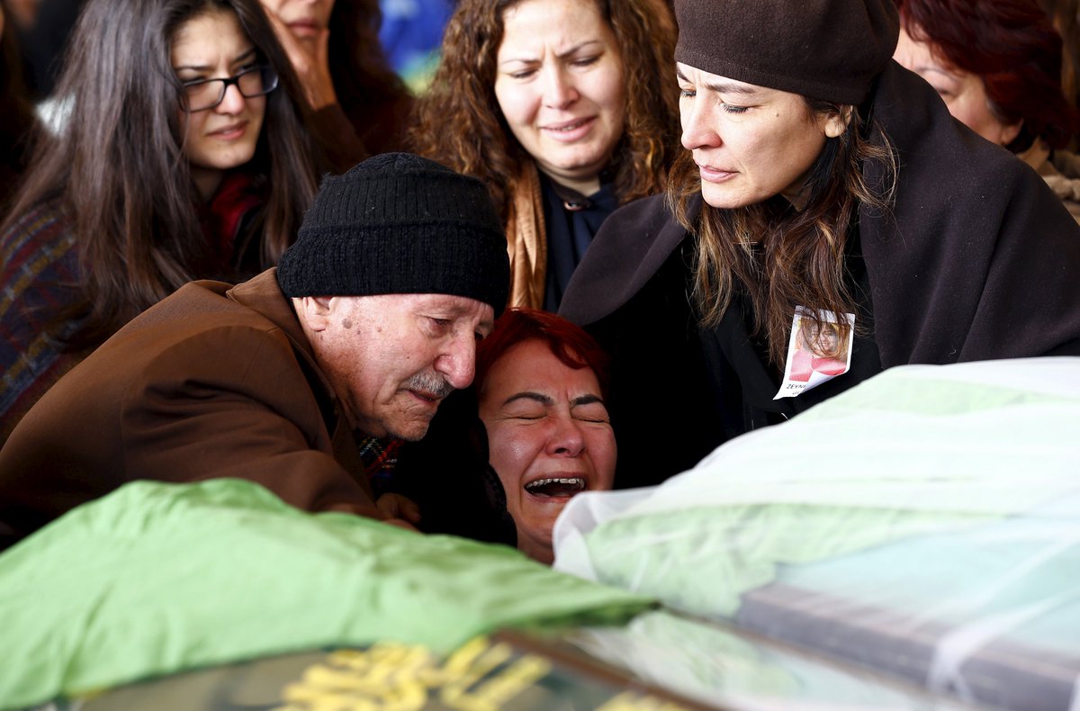 cnnturk's tweet photo. En acı veda... Evlatlarını, babalarını, annelerini uğurladılar... #Ankara  https://t.co/G3cZNr7a6S https://t.co/uxLmjdswMZ