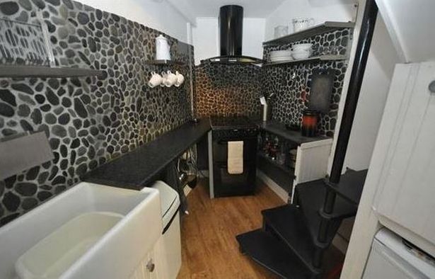 Propsavvy's tweet photo. House for auction is a perfect triangle shape and has a guide price of £10,000  https://t.co/rBszUHNddp https://t.co/v0qIQfAM67