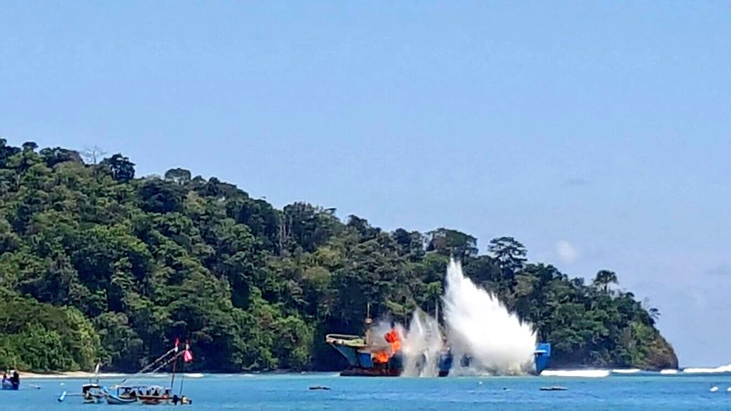 Menteri Susi Semangat Komandoi Eksekusi Viking kkpnews.kkp.go.id/index.php/ment… <a href="/satgas115/">Satuan Tugas 115</a> @humaspsdkp