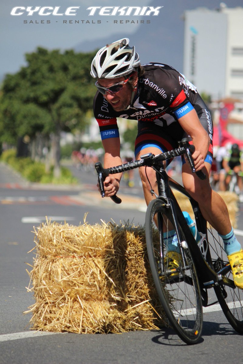 CAT1 Winter League Crit images uploading on FB now. #123tagyourself <a href="/AranVantastic/">Aran van Niekerk</a> <a href="/AlfaBodyWorks/">AlfaBodyWorks</a> <a href="/TeamGiant/">Alfa Bodyworks Giant</a>