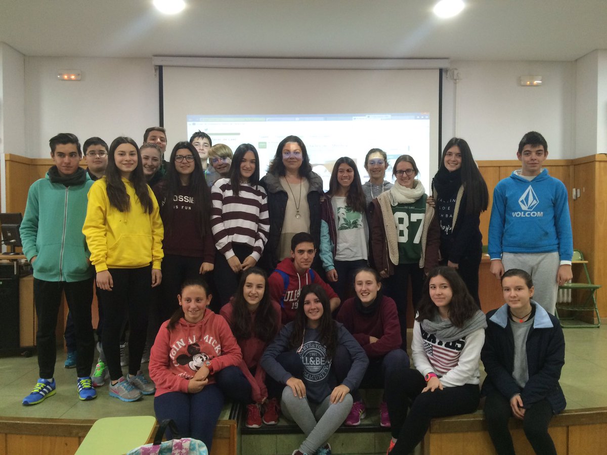 epdlosuna's tweet photo. Alumnos de 3 ESO disfrutando con la visita de esta gran autora, Care Santos. Gracias por la experiencia. https://t.co/4W67NEki7d