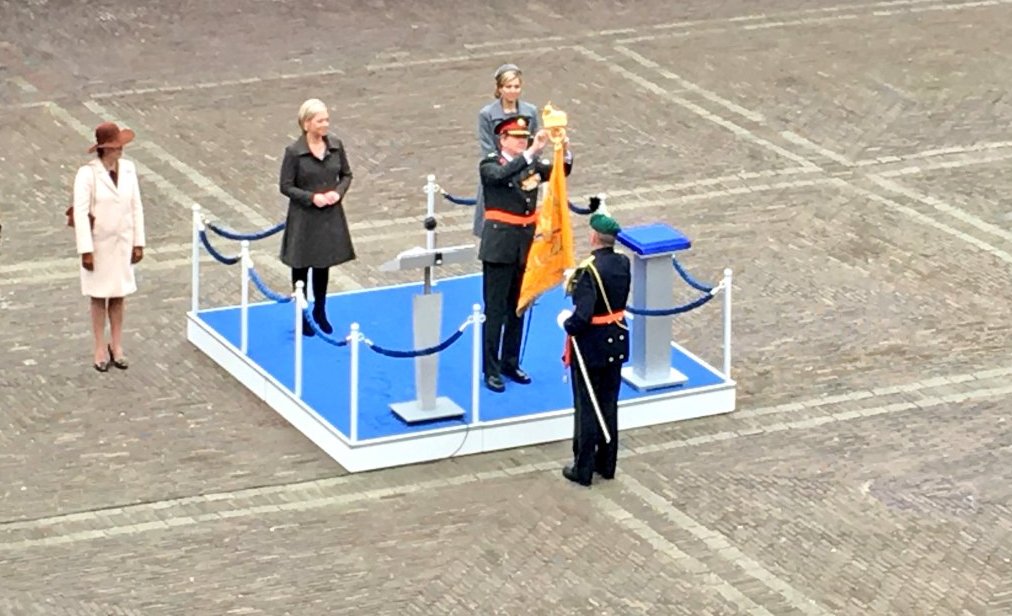 De Militaire Willemsorde wordt nu uitgereikt. Deze wordt aangehecht aan vlag van de eenheid.