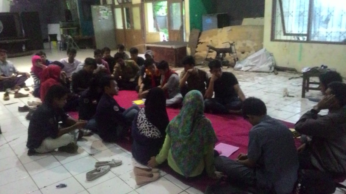 Sore ini duduk bersama dengan para lembaga dan ukm PNUP dengan tema "lanjutkan mubes BEM dan DEMA PNUP"