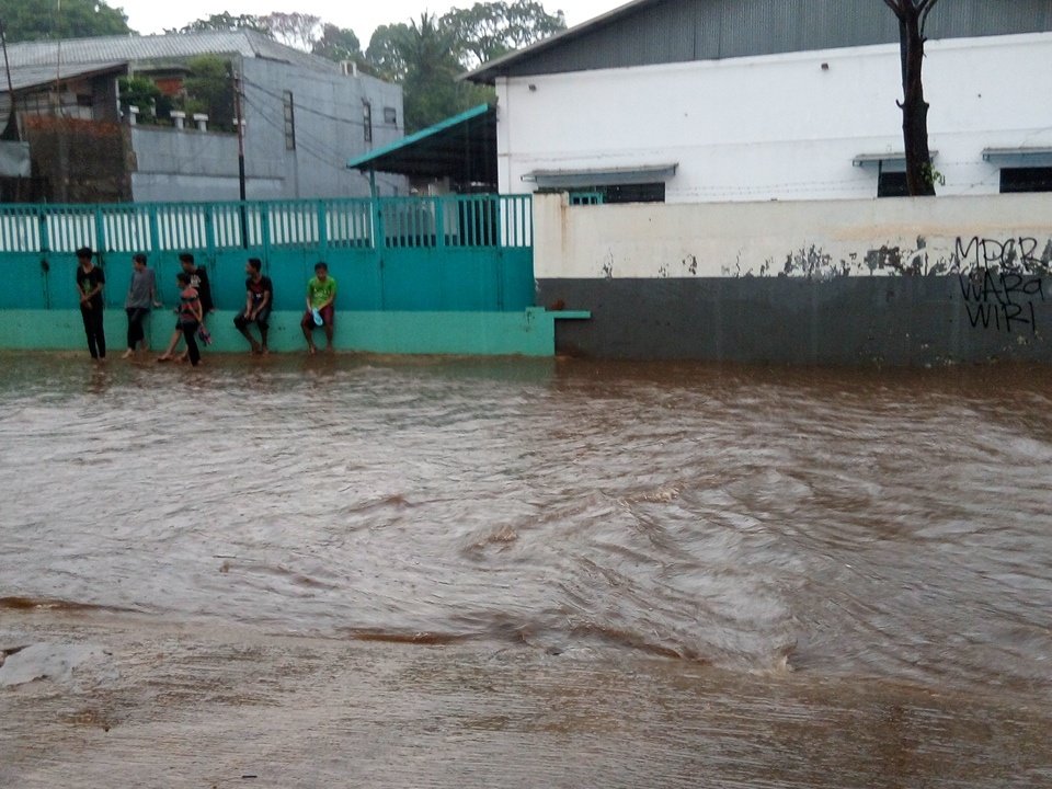 17.23 WIB Genangan air terjadi di Jln Pinang Kali, Jakarta Selatan setinggi 50 cm.