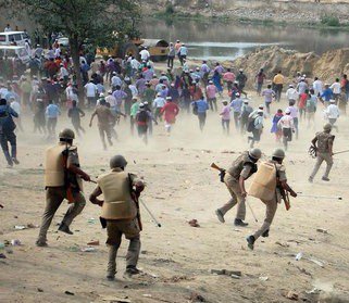 NhmNhmup's tweet photo. NHM EMPLOYEE PAR UP GOVERNMENT AND UP POLICE KA ATYACHAR https://t.co/j9o7DTGVBc