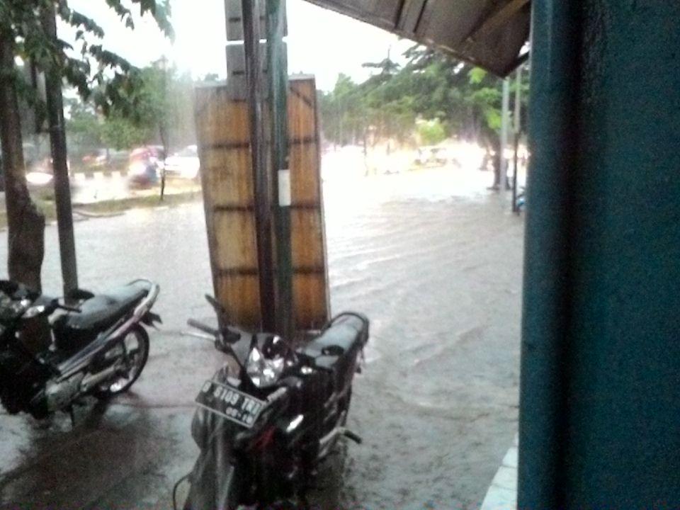 #JKTP RT <a href="/wandi_depok/">wandi depok</a>: pramuka arah salemba jalur lambat banjir, hati2  (via <a href="/nabilaaII/">PutriNabilaS</a>)