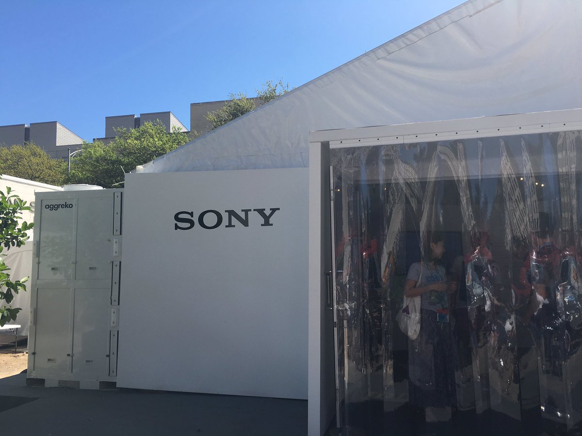 omo3wi1's tweet photo. SONYが発表しているオーディオプロトタイプ！耳を塞がないイヤホン、首にかけるヘッドフォン。概念を覆すアイデアで驚いたけど、音の鳴り方はすごく心地良かったわ！着想を公開し製品化するプロセスも、ワクワクするわね
#sony #sxsw https://t.co/4yxTwFaRLw