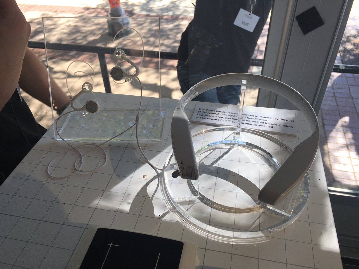 omo3wi1's tweet photo. SONYが発表しているオーディオプロトタイプ！耳を塞がないイヤホン、首にかけるヘッドフォン。概念を覆すアイデアで驚いたけど、音の鳴り方はすごく心地良かったわ！着想を公開し製品化するプロセスも、ワクワクするわね
#sony #sxsw https://t.co/4yxTwFaRLw