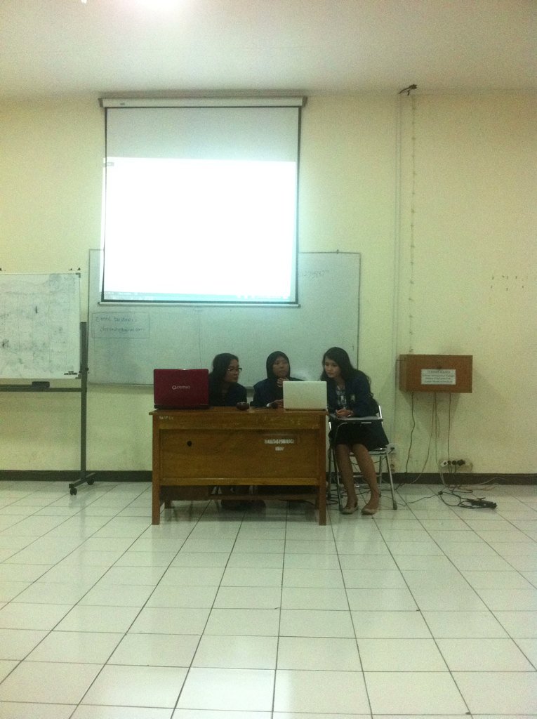 Saat ini sedang diadakan sidang Pleno Pengesahan SOP Pengawasan Komisi 1 di Ruang 302 Fakultas Psikologi 😊