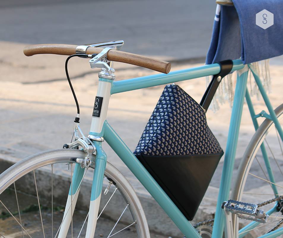 ScattoItaliano's tweet photo. Ritratto di #bicicletta: telaio turchese &amp; perla, cerchi in faggio e manubrio Cafe Racer handmade by #ScattoItaliano https://t.co/wDfbYHXmSg