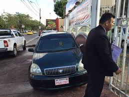 martinarevalopy's tweet photo. @pmtasuncion1 los que estacionan vehículos sobre veredas, en varias zonas, exponen al peligro a los transeúntes https://t.co/wNeNvUV2O0