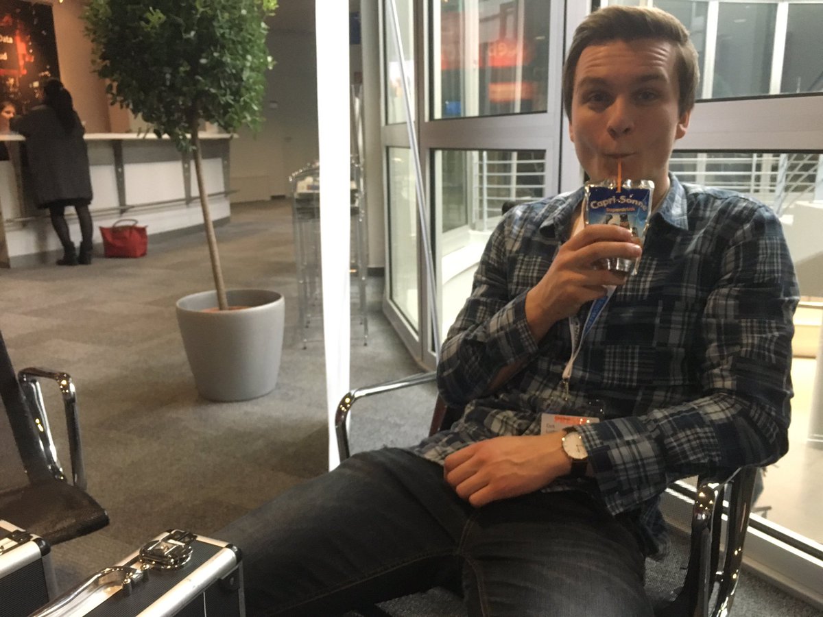 NerdStarTv's tweet image. Stress auf der Messe? Nicht für die Presse! Erstmal ne #CapriSonne und dann #vollindiemesse! #CeBIT2016