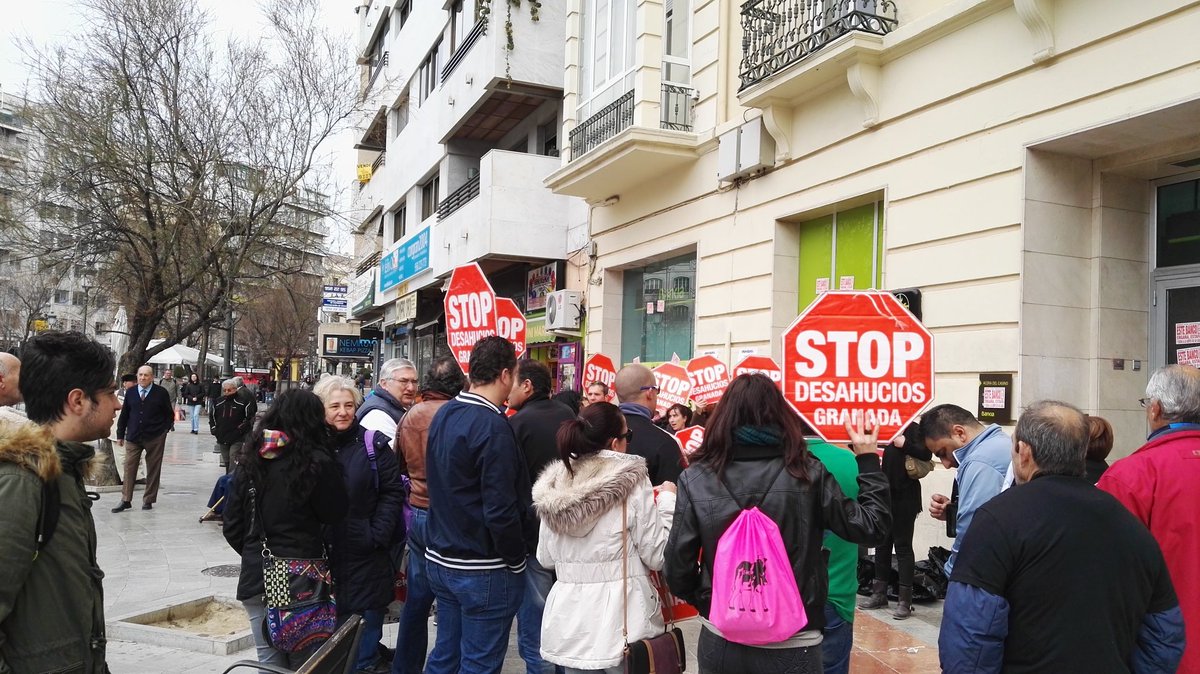 StopdesahucioGr's tweet photo. Hoy accion contra @Bankia  exigiendo dacion en pago, retirada de cargos contra compahs, alquileres sociales https://t.co/KpvJwnV2Bu