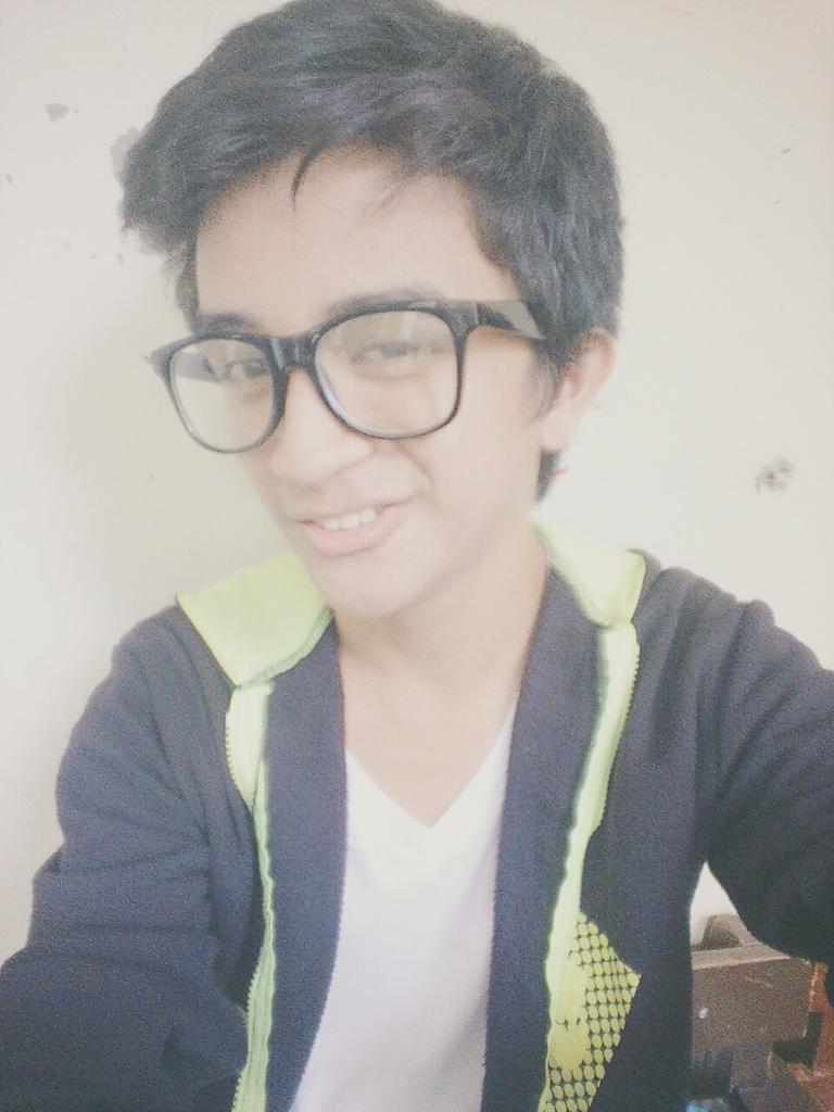 ang_bitter30's tweet photo. "Did you've ever seen  a Cute Nerd???"
-#Akhiro #NerdYStyle #Ruined #ALDUBTagapagmana https://t.co/LkmXSl8l7e