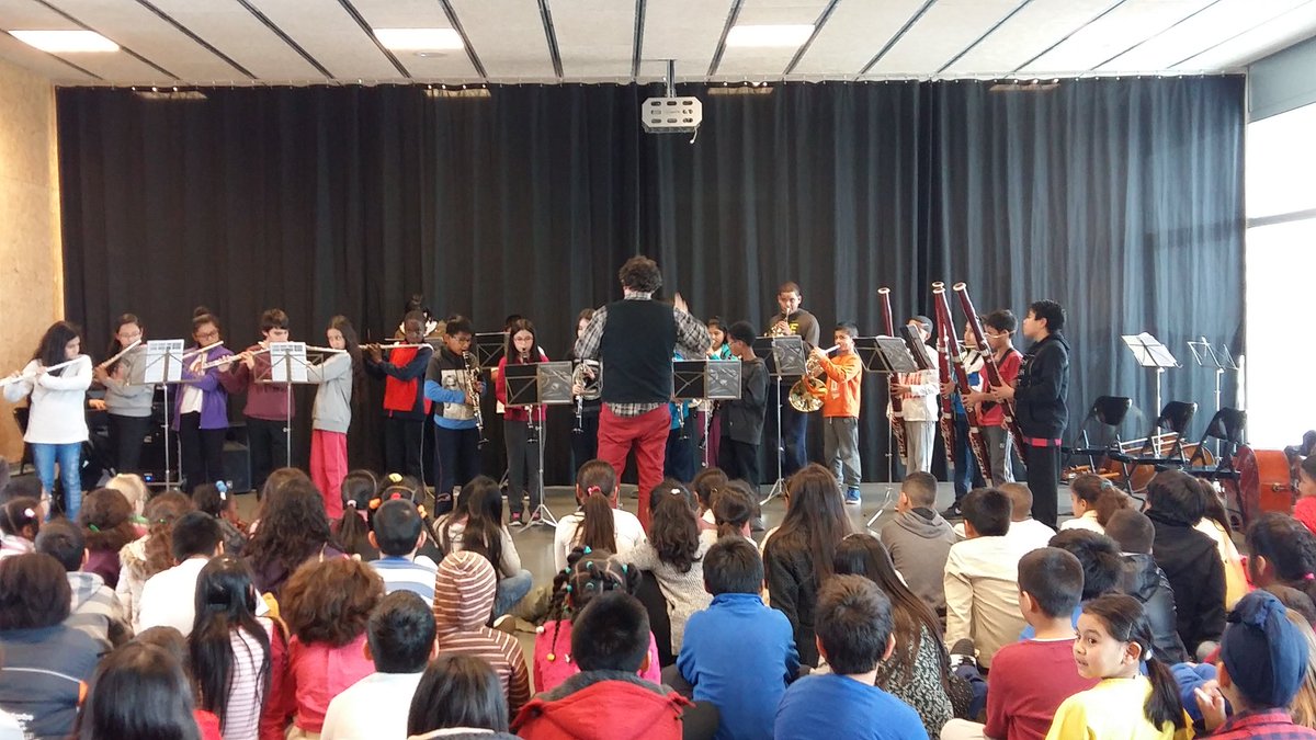escolaSRC's tweet photo. Avui intercanvi musical amb els alumnes del Charlie Rivel #instrumentsdevent #instrumentsdecorda https://t.co/XNEVFaTvIS