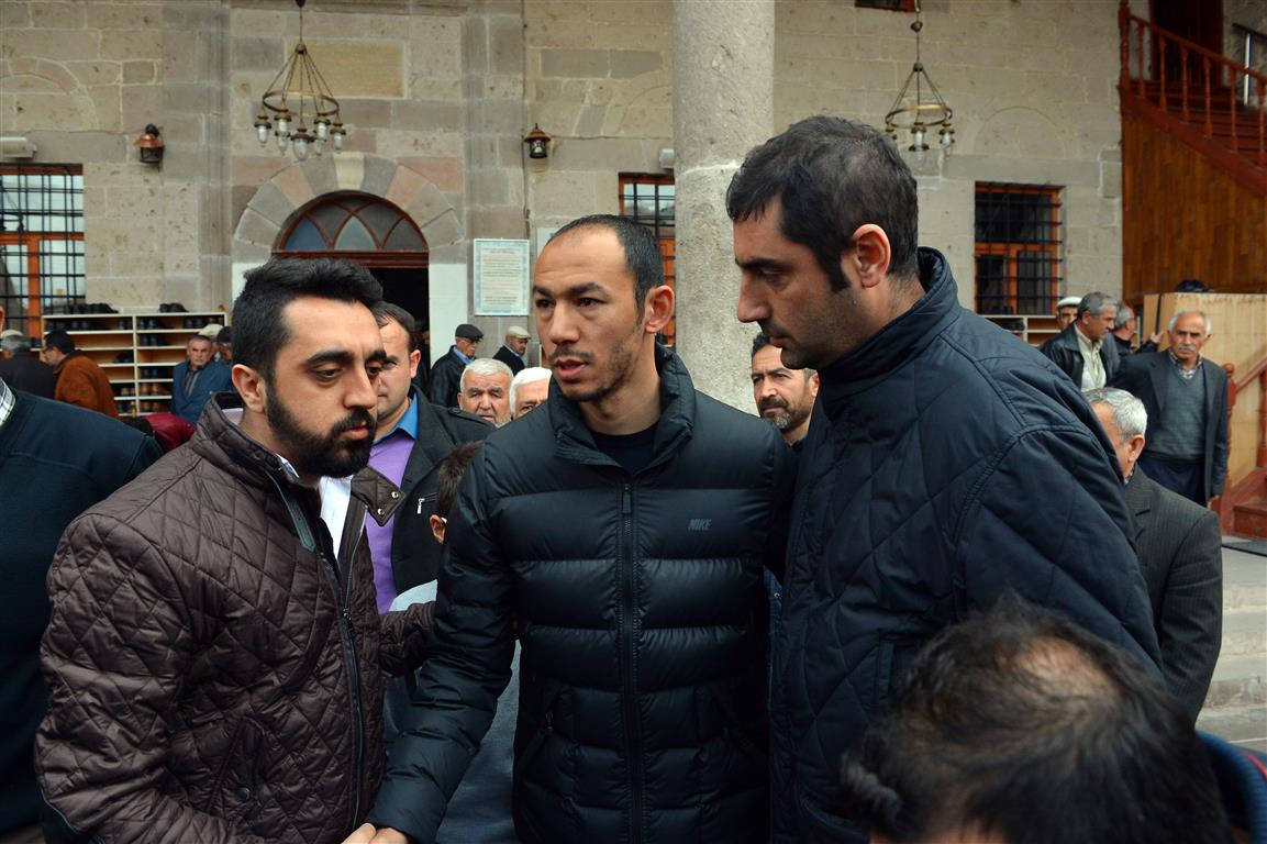 sporx's tweet photo. Umut Bulut, Kayseri'de öğle namazı sonrasında taziyeleri kabul ederken... https://t.co/us33q2wsMz