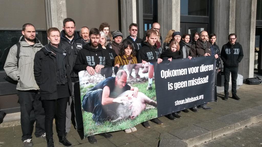 ArneFranck's tweet photo. Actie #BiteBack aan Brugse rechtbank. Organisatie staat terecht voor belasteren varkensboeren https://t.co/rXAUIVDgEJ