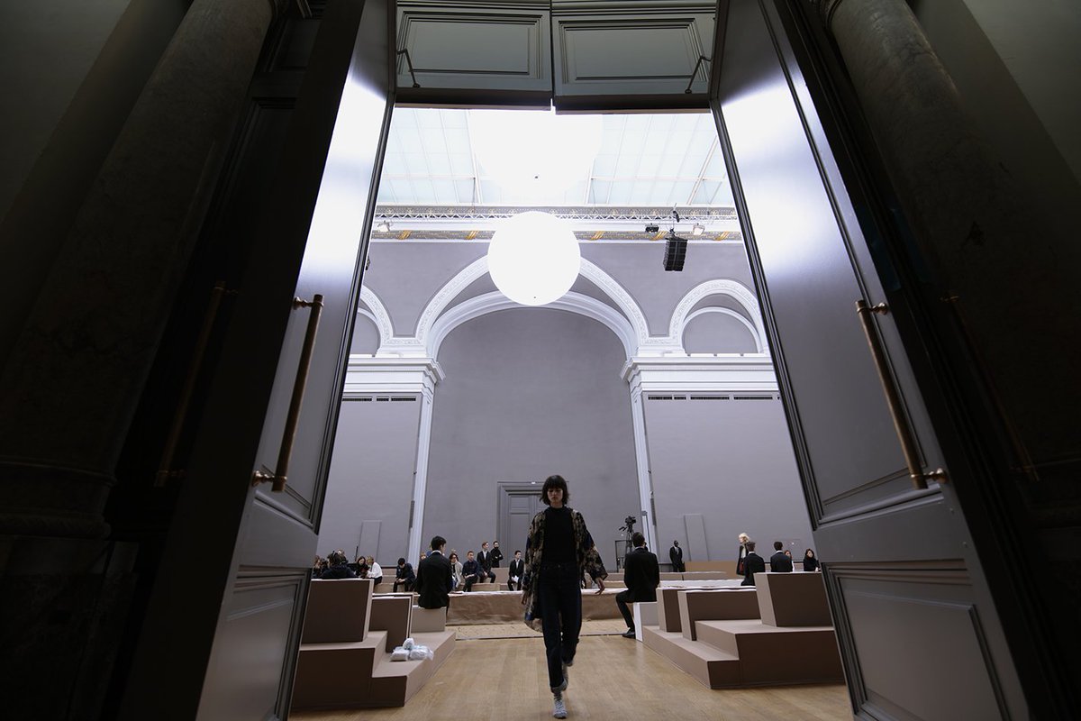 AirstarLondon's tweet photo. Chloe Fashion Show Paris #airstar #balloonlights #solarc #3.7m #events #fashion #lighting @chloefashion https://t.co/I4YDYSSnAk