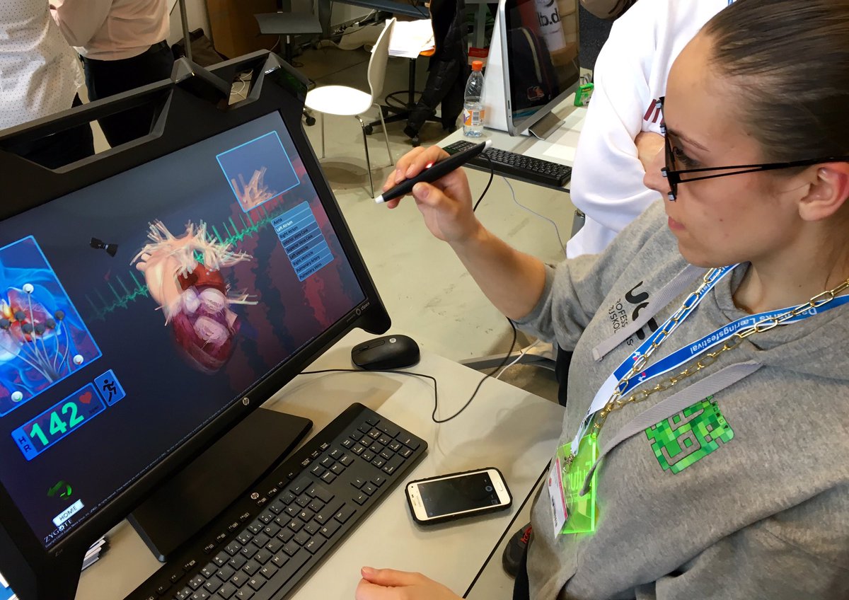 t0bihei's tweet image. Det her er fedt! @DigiGuides arbejder hjertets fysiologi på 3D-maskinen zSpace fra @HP . Nu i @FCLabdk.. #laerfest16