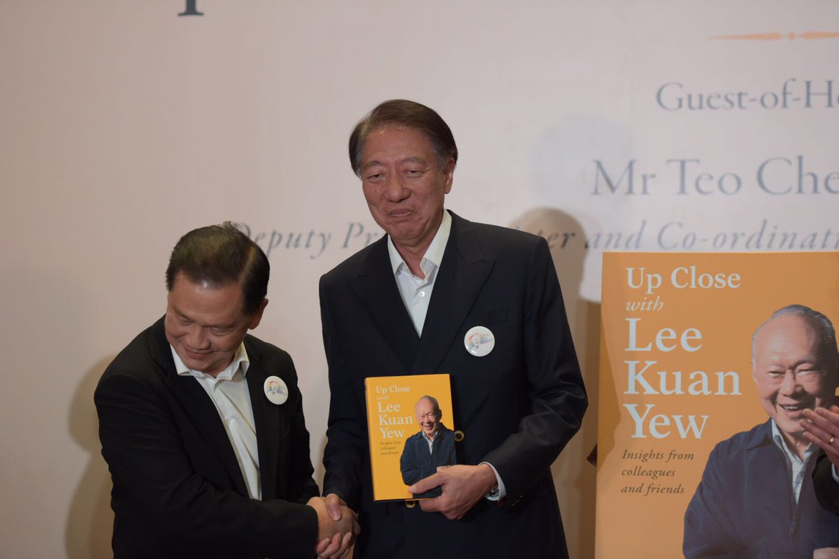 ChannelNewsAsia's tweet image. New book Up Close with #LeeKuanYew features essays by his ex-Principal Private Secretaries bit.ly/1RiJTeh