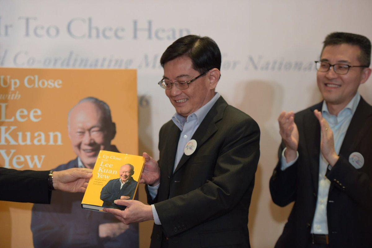 ChannelNewsAsia's tweet image. New book Up Close with #LeeKuanYew features essays by his ex-Principal Private Secretaries bit.ly/1RiJTeh