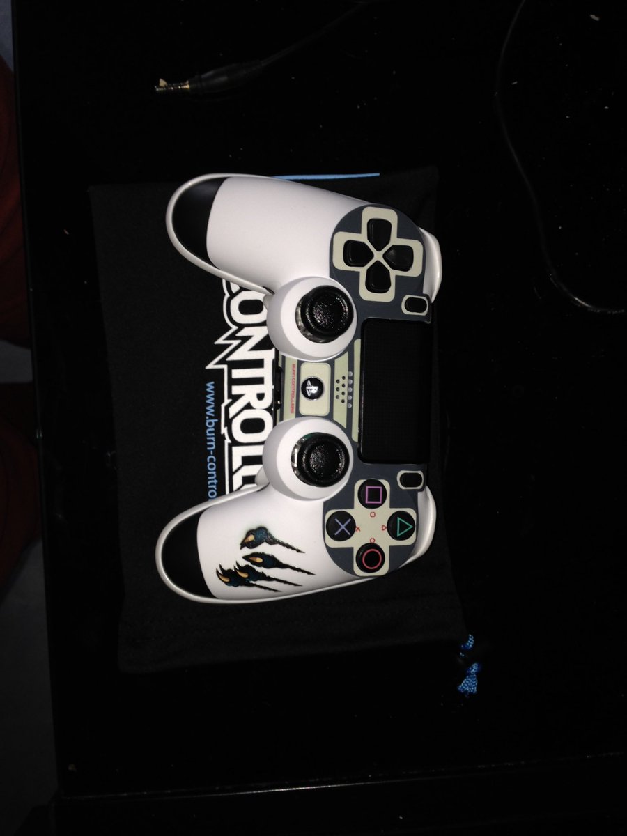 ZankyZanke's tweet photo. @BurnControllers  Petit bijou enfin arriver après 5 semaine de retard mais bon ça vos le coup 😍 https://t.co/BAKO6AUwiK