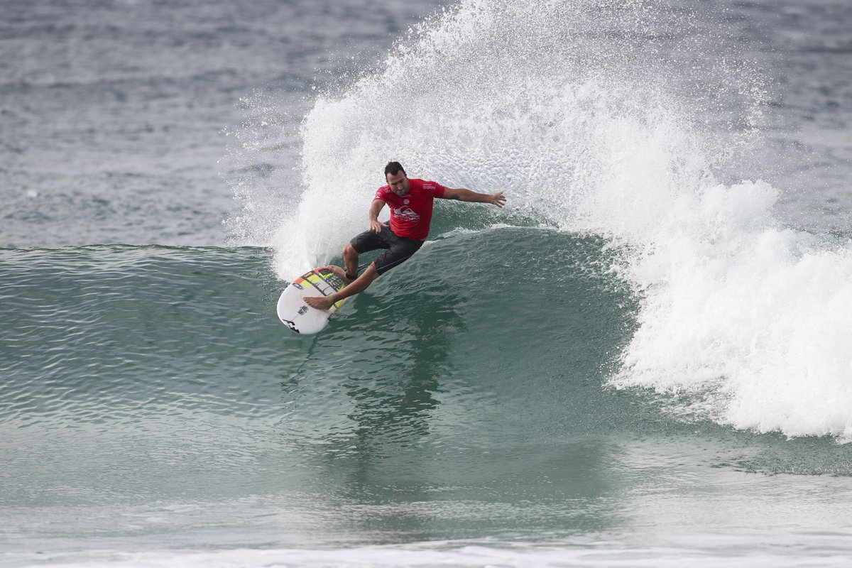 crisdalcin's tweet photo. Adriano de Souza segue na briga pelo título do Quiksilver Pro Gold Coast #QuikPro #GoMineiro https://t.co/jzYv6zblzD https://t.co/WzrF5w4N26