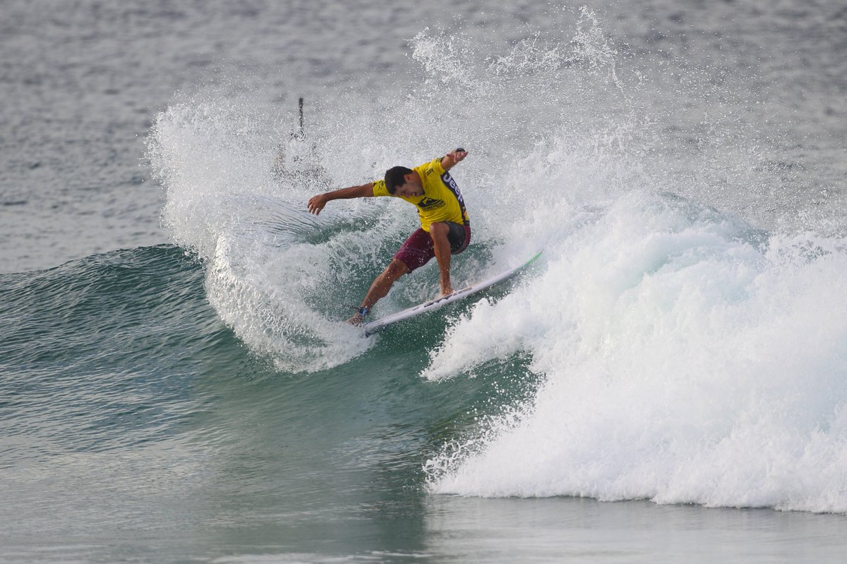 crisdalcin's tweet photo. Adriano de Souza segue na briga pelo título do Quiksilver Pro Gold Coast #QuikPro #GoMineiro https://t.co/jzYv6zblzD https://t.co/WzrF5w4N26