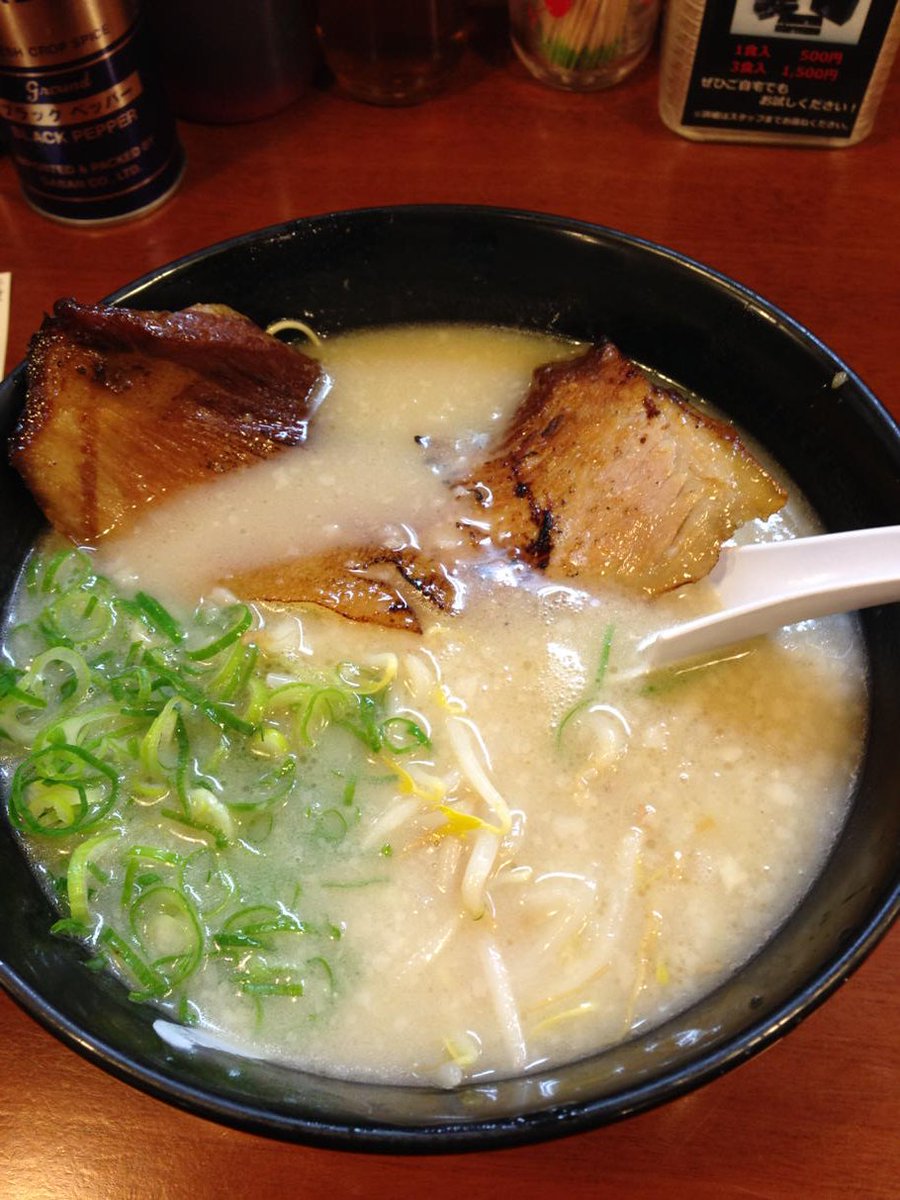 Ise_Q's tweet photo. 博多で博多ラーメン。 https://t.co/InNh0irmPv