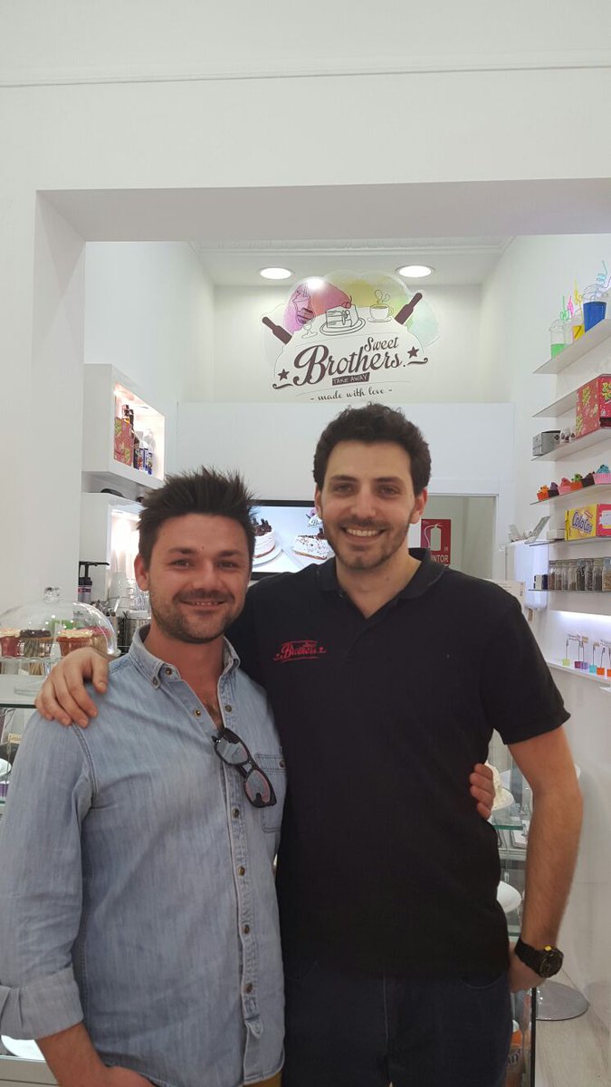 Faustineando's tweet photo. El #ecommerce mola, pero una tarta entre amigos en @sweetbrothersma hace que lo tradicional sigua siendo riquísimo! https://t.co/loq9blK5DO