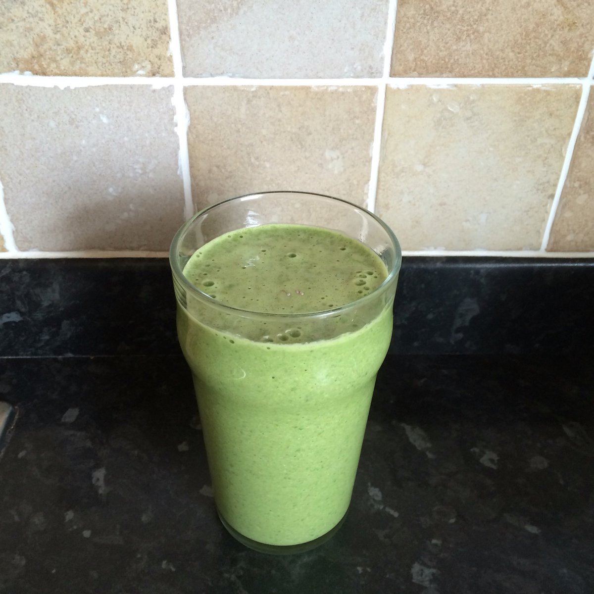 FullHeartPT's tweet photo. Breakfast Smoothie

Almond Milk
Spinach 
Oats 
Protein powder 
Chia 

468 kcal 
Carbs 43g
Pro 37g
Fats 15g
Fibre 13g https://t.co/VPAIX9noB0