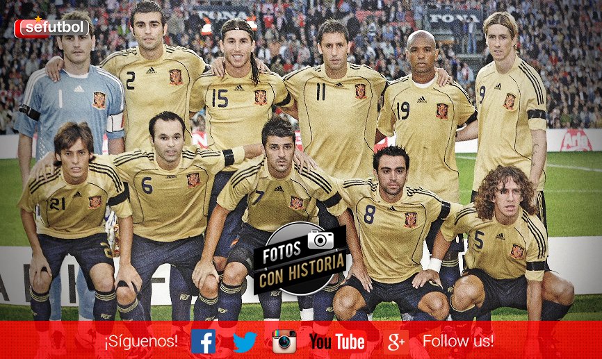 SEFutbol's tweet photo. 📷 Recordamos una foto histórica: el primer once de Del Bosque. ¿Sabes cuándo debutó? https://t.co/Pk6hPhwqH3 https://t.co/7rRFyMfrZv