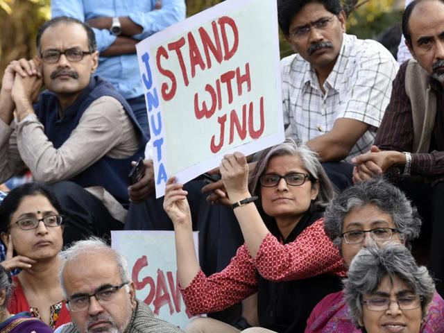 Spooferman_'s tweet photo. Stand with JNU? But they're all sitting. #SeditionEdition https://t.co/3NFjjiqwq3