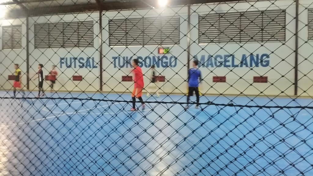 Futsal time bersama keluarga Fakultas Teknik Universitas Tidar