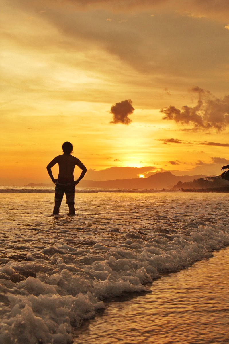 Sunset di pantai inna samudra beach hotel, pelabuhan ratu. Ga kalah sama bali ato lombok kan? #TFUTheMovie