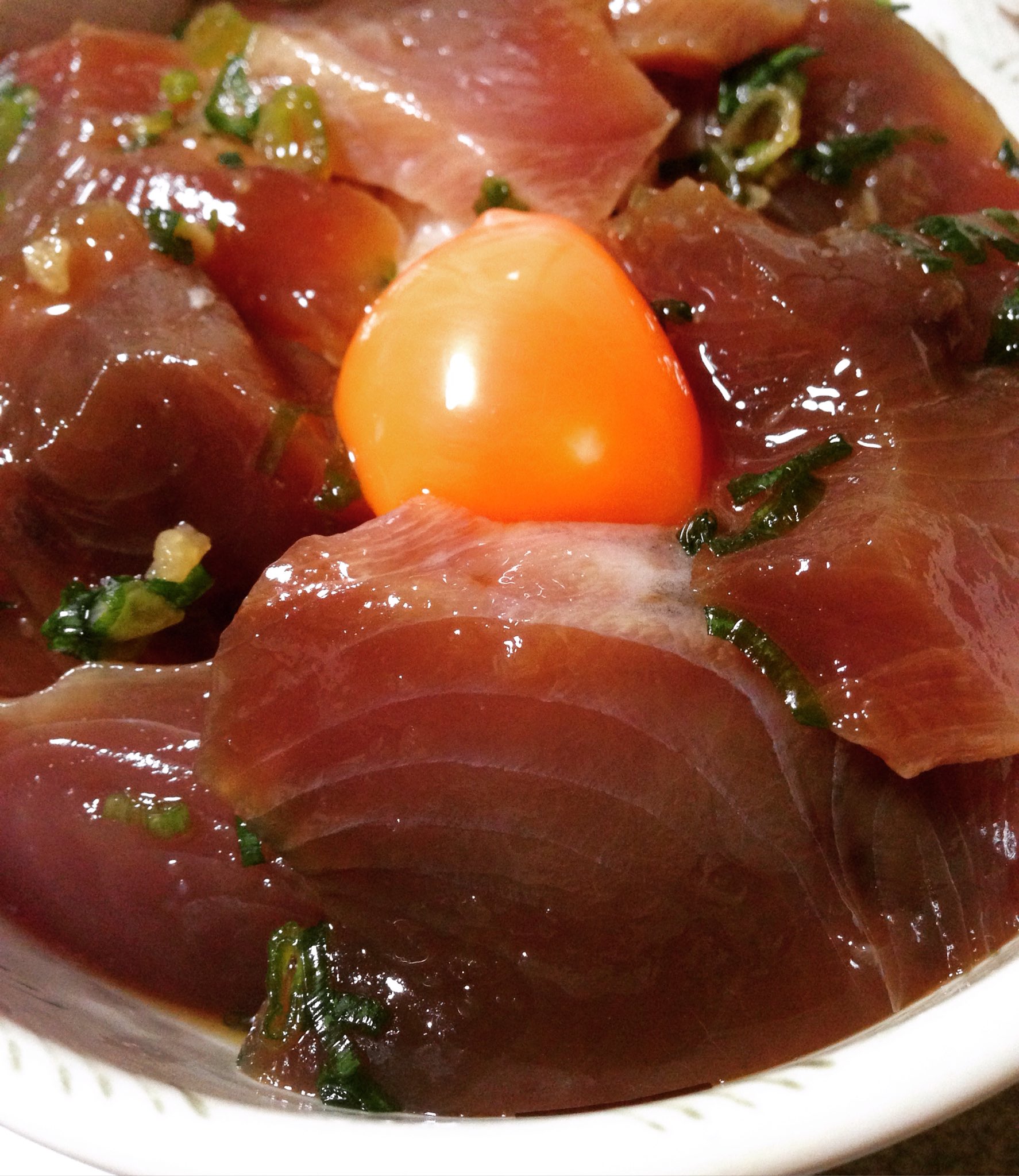 杏耶あや 限界ごはん重版出来 かつおのニンニク醤油漬け丼いいぞ かつおににんにくすりおろしと醤油をお好みで混ぜた液に漬けこみほかほかの白米の上にのせるのだ 分量はド丼パに載せる T Co 杏耶あや 限界ごはん重版出来 かつおのニンニク醤油漬け丼いいぞ かつおににんにくすりおろしと醤油をお好みで混ぜた液に漬けこみほかほかの白米の上にのせるのだ 分量はド丼パに載せる T Co