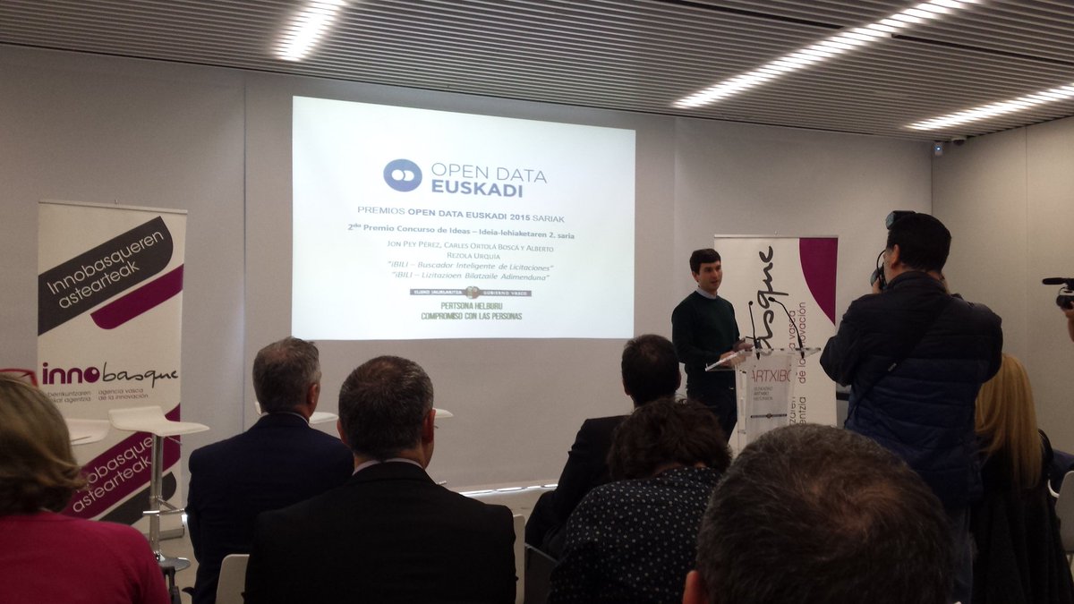 Innobasque's tweet photo. 2do Premio Concurso de Ideas: #iBILI Recoge el premio: Alberto Rezola Urquía @Vicomtech_IK4 #MartesData https://t.co/hBAqGLNvvv
