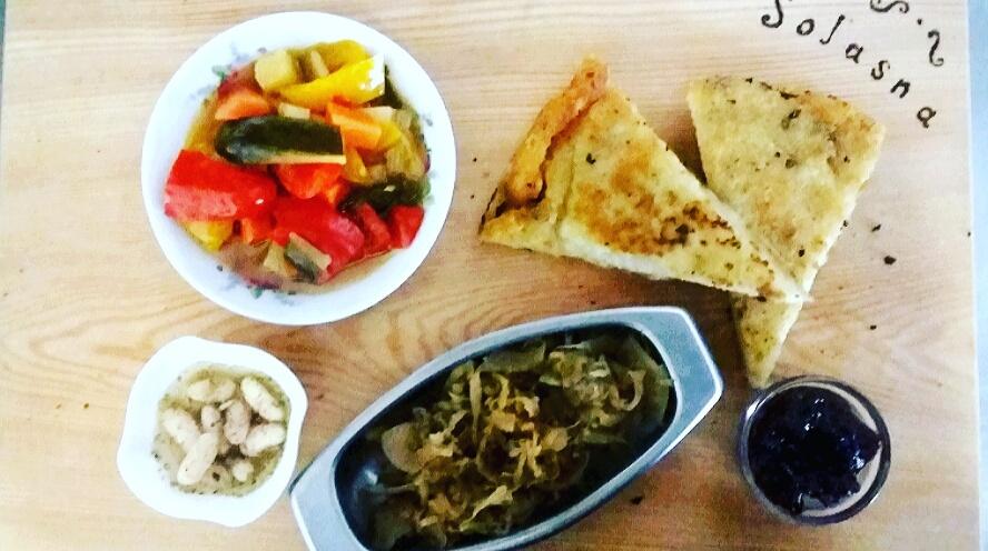 agritursolasna's tweet photo. #pranzo  #vegan #oggi al #solasna #tortadipatate #crauti #verdure  #fagioli #confettura #mirtillorosso #chebontà https://t.co/tOc2RMiX2D