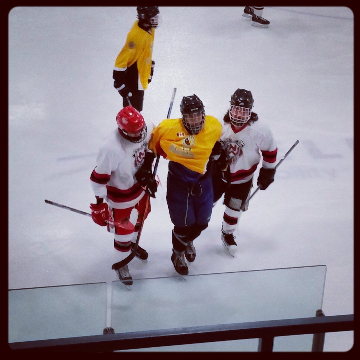 LeelaLavondy's tweet image. When a Wiky player was injured, Nipissing players help him across the ice #respect #sportsmanship #LNHL2016 #hockey