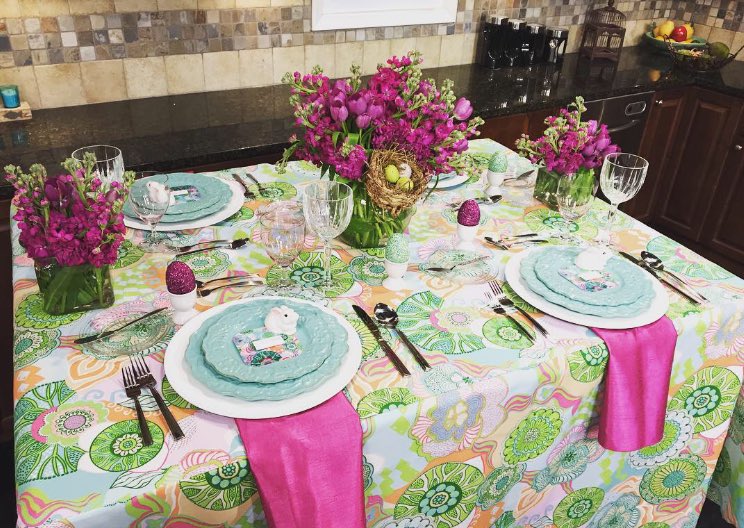 shinewithandrea's tweet photo. #tantalizingtablescapes #eastertablescape #eventdecor #sherwoodflorist #overthetoplinens #studio10live https://t.co/16quBtYA7V