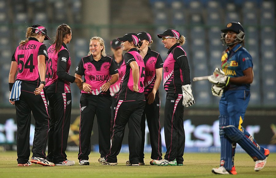 osa10001's tweet photo. #WT20 
2nd match

#SLWN 110/8(20ov)
Dilani 37(31)
#NZWN 111/3(15.5ov)
Bates 37(37)

#NZWN won by 7 wicket
(15/03/16) https://t.co/xfCM0owAHo