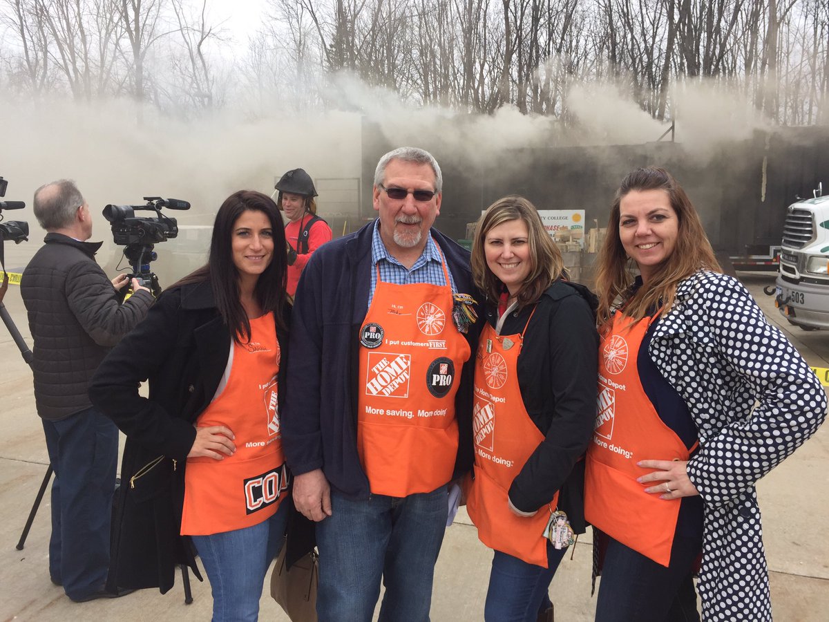 GuarinoSarah's tweet photo. Utica United supporting our local fire department. #flashovertraining @JuanitaQ1 @HD2776 https://t.co/9VmZfiZqKV