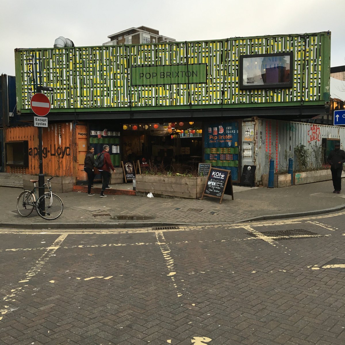 Shoutouts to @OmniColourLtd for redecorating the front of Pop Brixton, it looks GREAT!